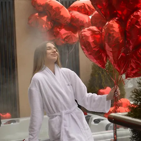Skyspa - з джакузі на терасі з видом на печерськ Апарт-отель