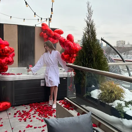 Апарт-отель Skyspa - з джакузі на терасі з видом на печерськ Киев