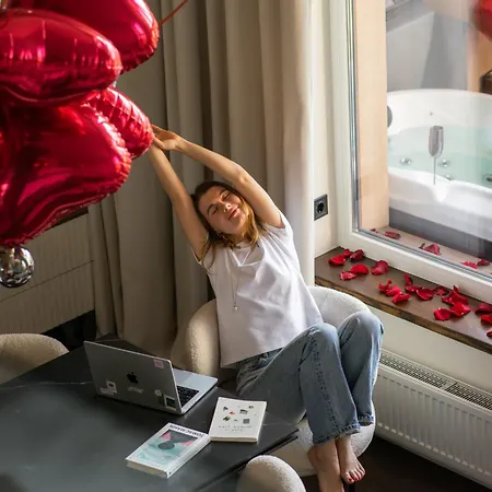 Апарт-отель Skyspa - з джакузі на терасі з видом на печерськ Киев